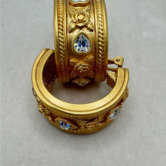 Rare Vintage Elizabeth Taylor for Avon Clip on Earrings - Picture 3 of 3